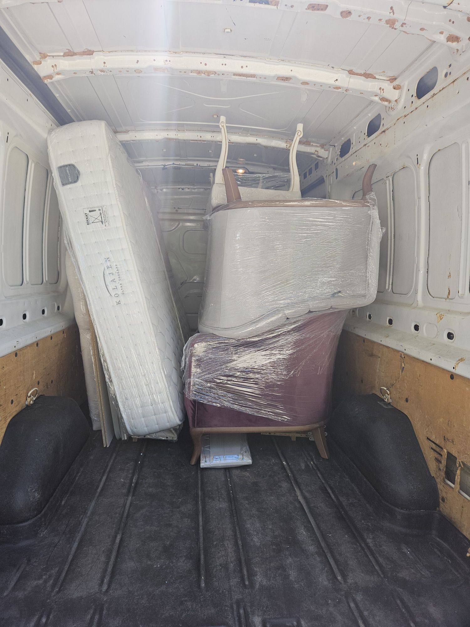 Transport marfă/ servicii de mutare