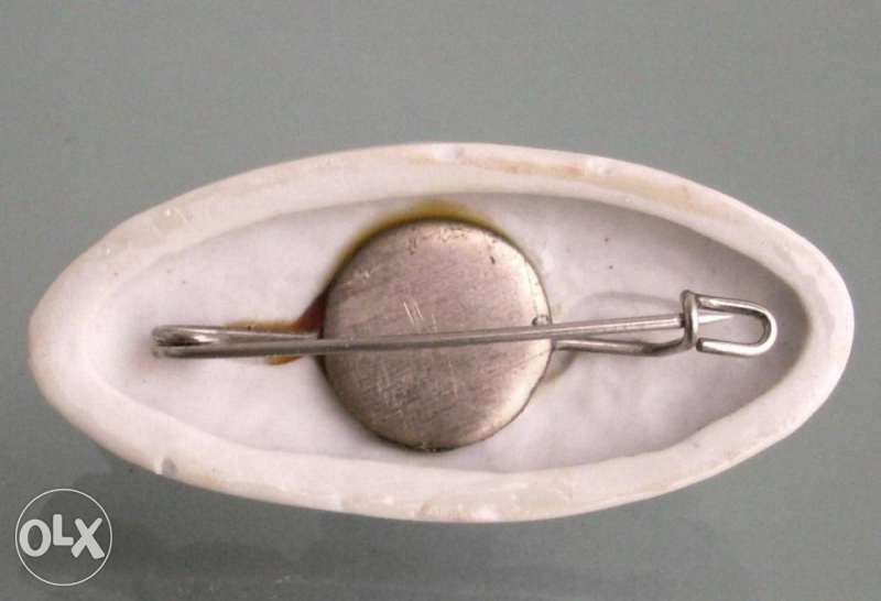 Порцеланова брошка