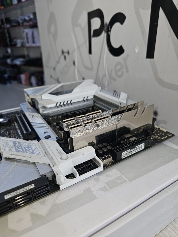 Z690(AsusRog), i5-13400f, Gskill Trident Z Royal 32g 3200mhz