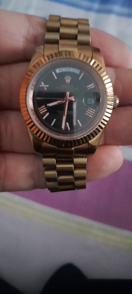 Srochna sotiladi Rolex soat