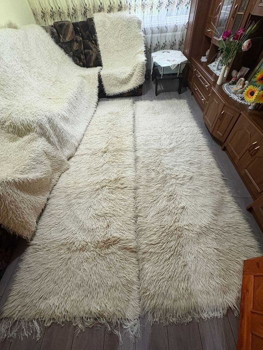 Set din lână, compus din: 3 treceri, pătura și 2 elemente pt. fotolii