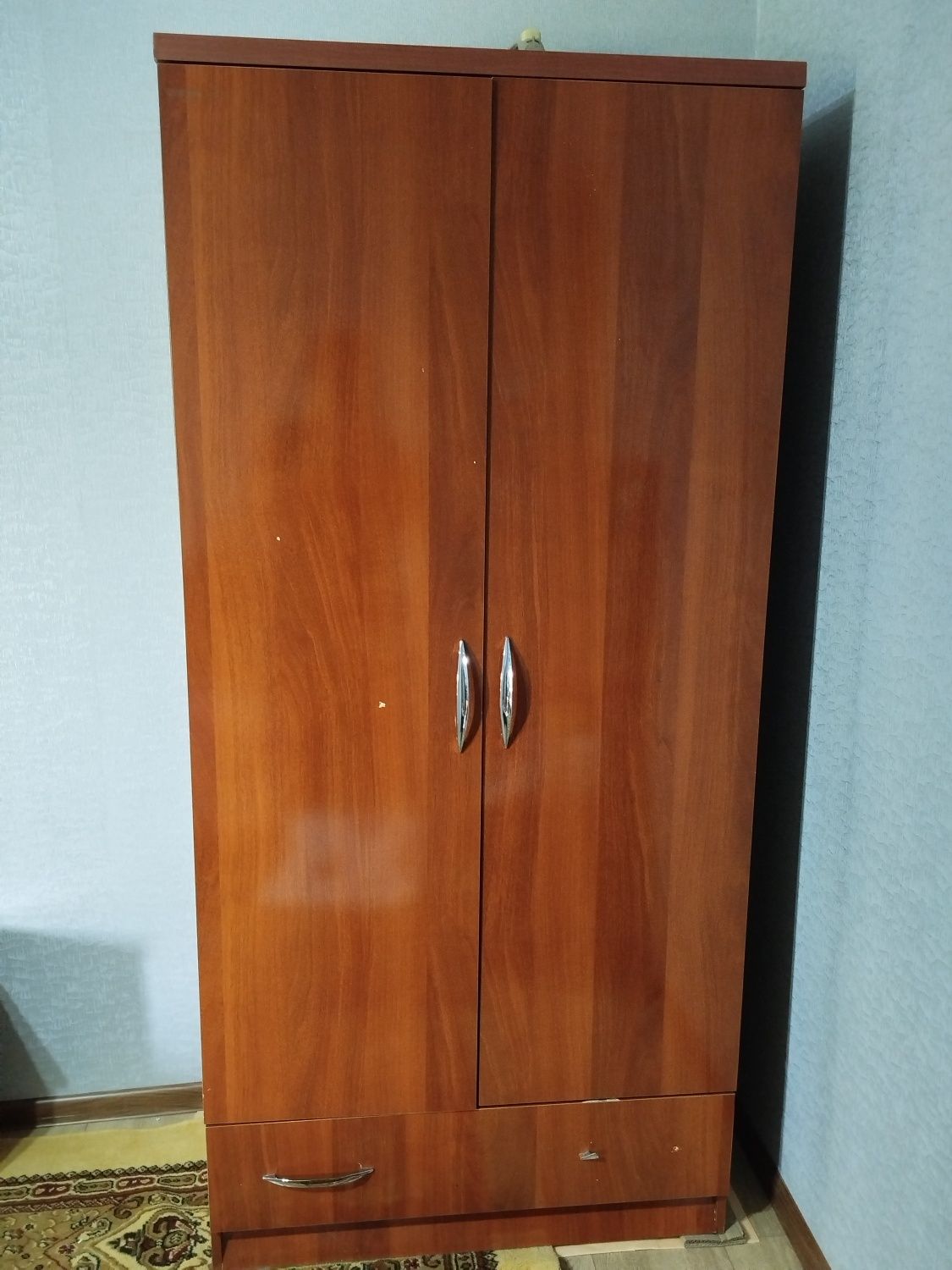 Srochna Shkaf sotiladi!