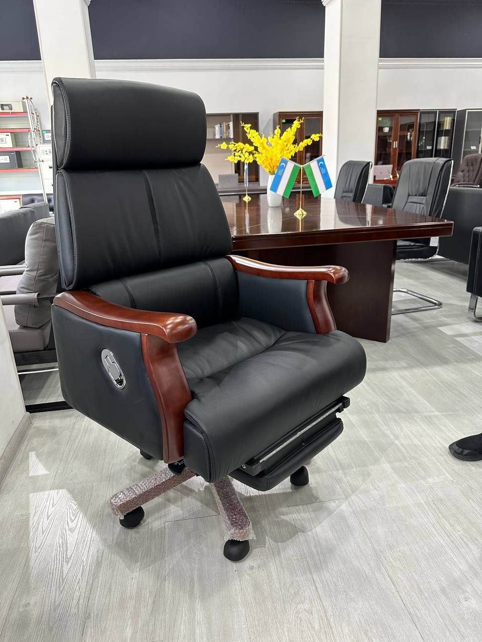 Офисное кресло для руководителя модель А-208