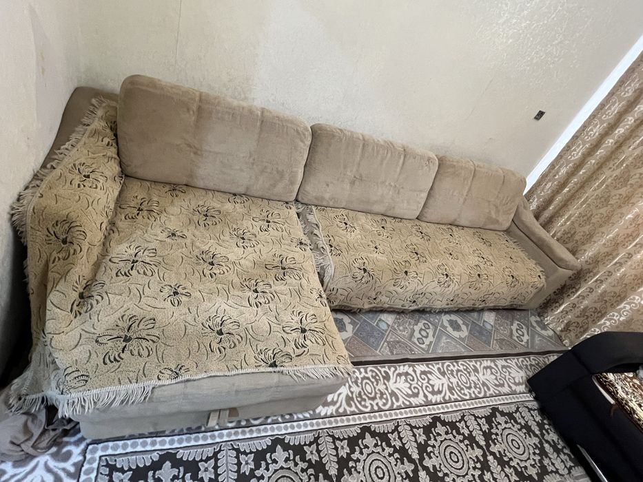 Угловой диван в хорошем состоянии