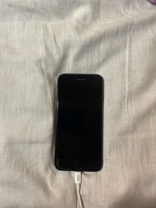 телефон Iphone 7 + калъф