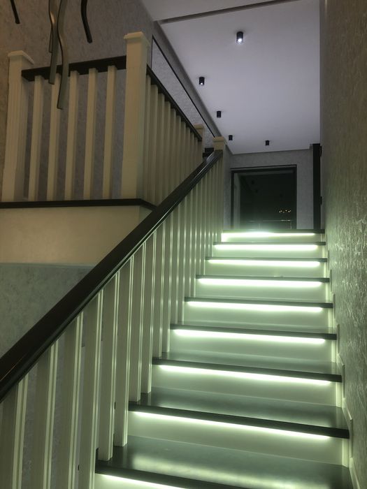 Eshik, zina va plyuntslarni ustanovka qilamiz