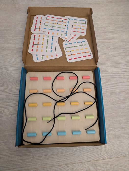 Joc de îndemanare și asociere cu activitate de șnuruit după șablon Rop