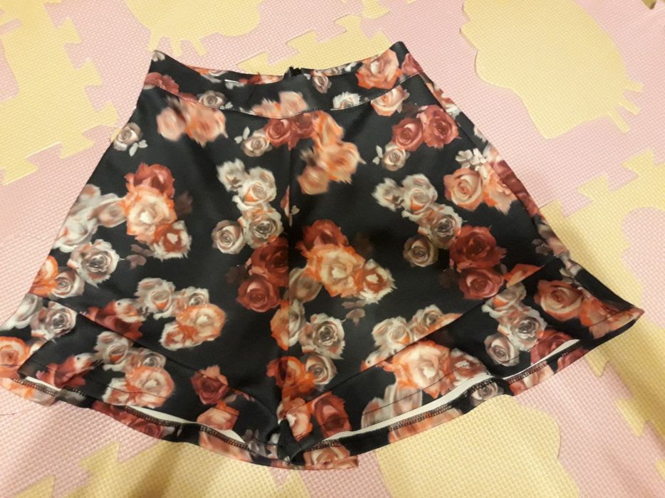 Pantaloni scurti cu volane