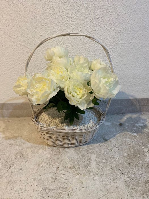 Coșuri cu flori artificiale.Diferite culori și dimensiuni.