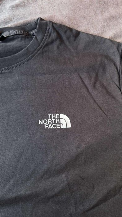 Pantaloni scurti si tricou The Nord Face