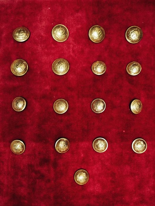 Set militar vintage – nasturi și petlițe epocă comunistă

Stare