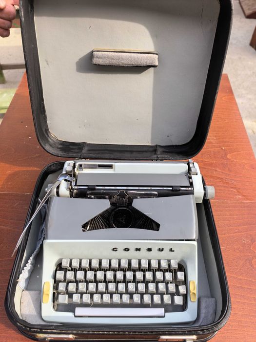 Продавам пишеща машина Консул за колекционери