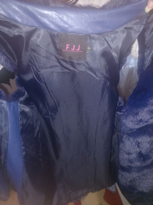 Пухкав тъмно син елек