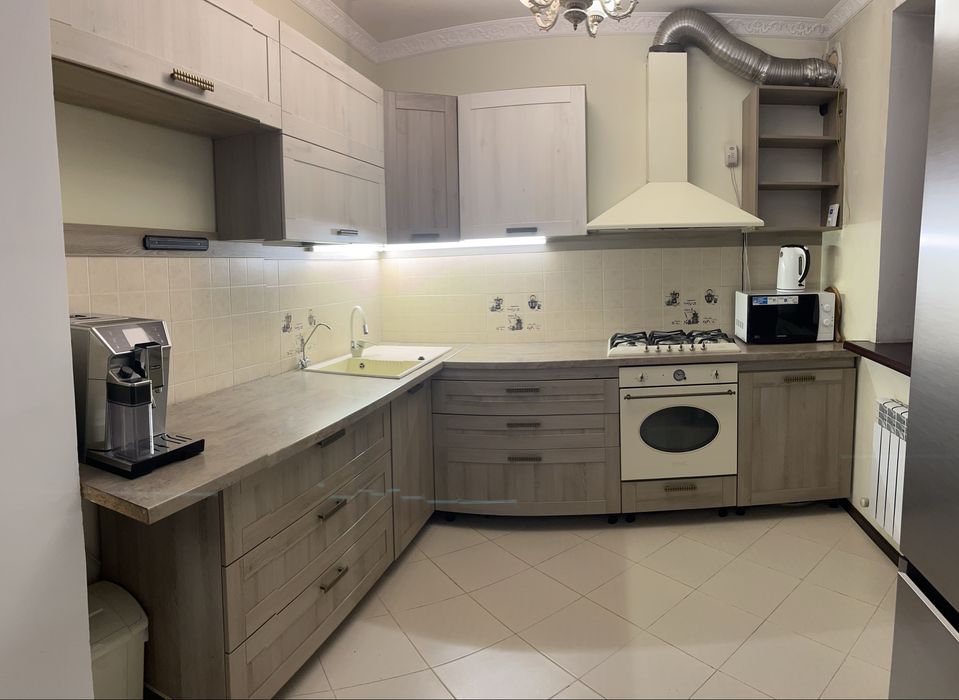 Кухонный гарнитур с бытовой техникой, раковиной и краном