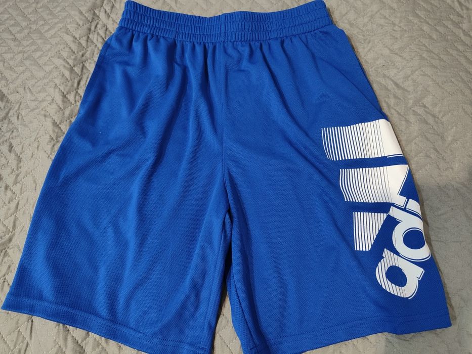 Vând pantaloni scurți Adidas