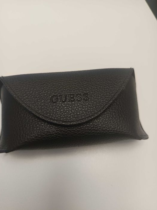 Слънчеви очила Guess с калъф и кърпичка