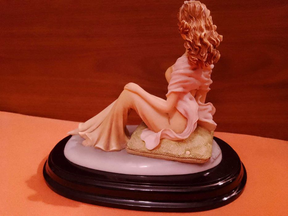 Фигура "Дамата върху възглавница"