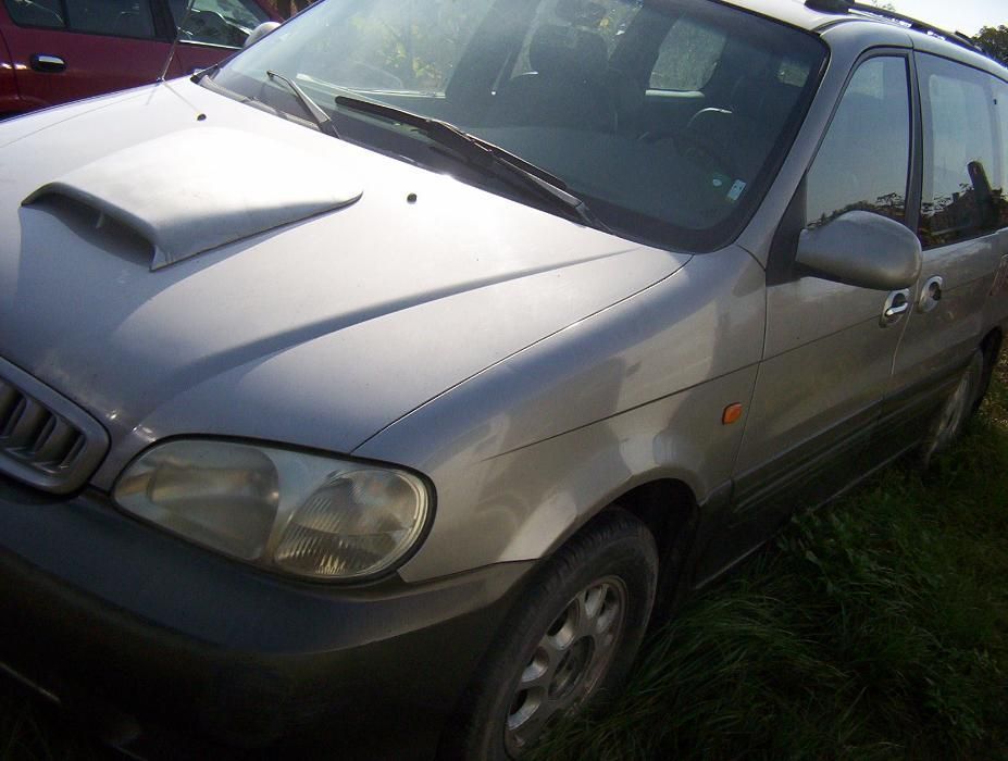 Продавам Kia Carnival.