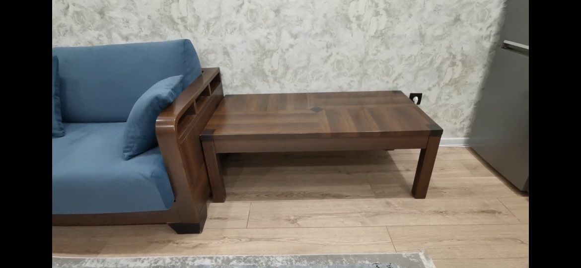 Диван со столиком
