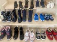 Разпродажба на различни видове обувки