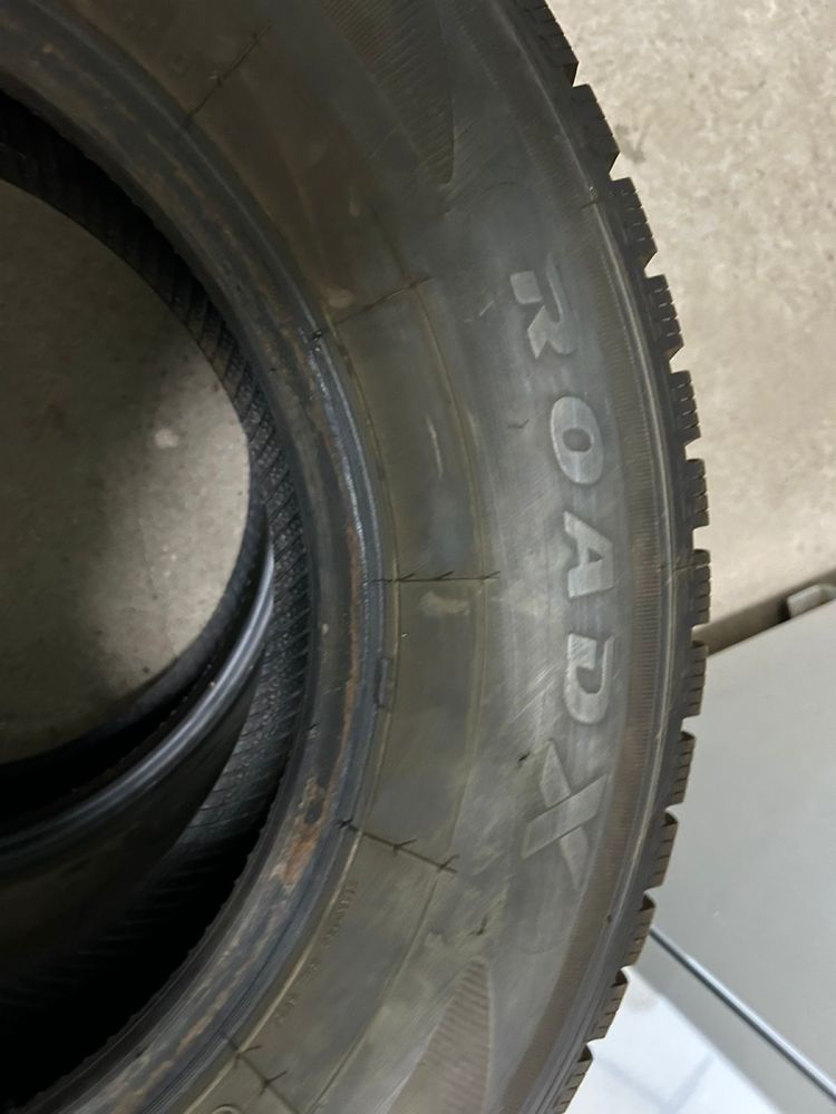 Продам зимние шипованные шины 215/70/R15C