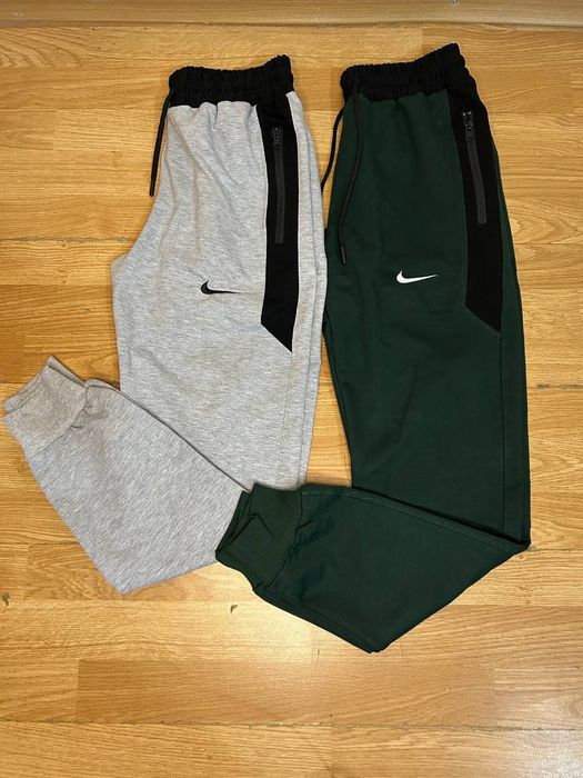 Set de 2 pantaloni de bărbați 
Mărimi: S
Preț 115 lei