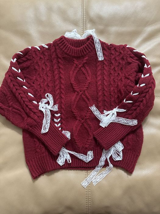 Милый красный свитер с завязками