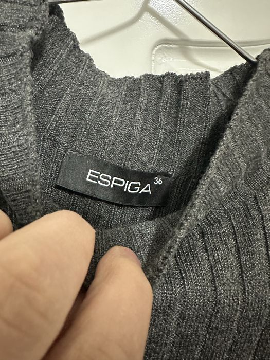 комбинированное женское платье с длинными рукавами.