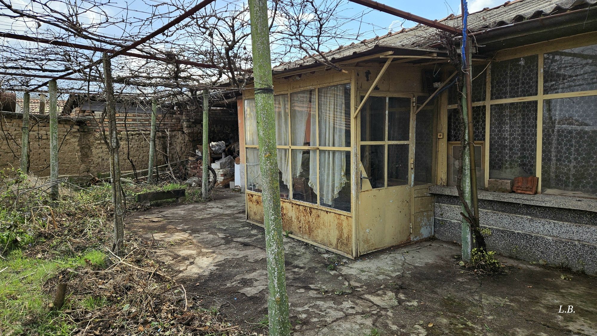 Дворно място в регулация, с разрешително за строеж, ток и вода
