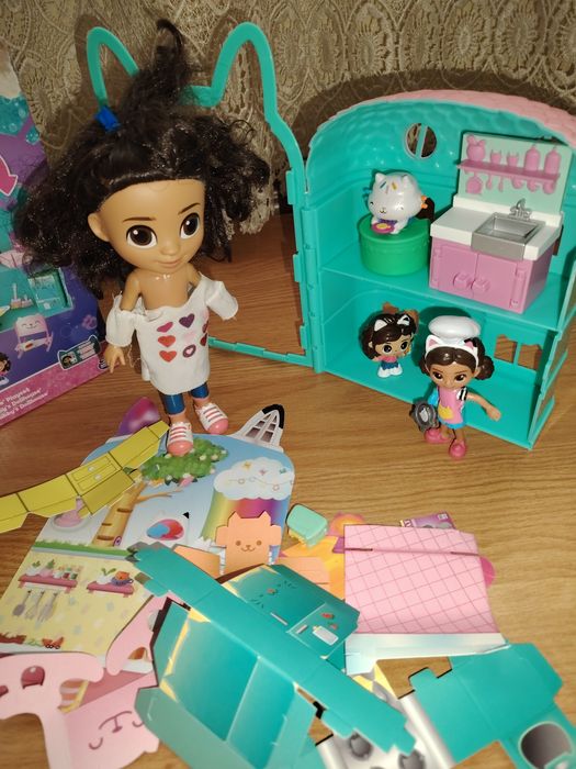 Căsuța Gaby's  120 lei și set de cești 70 lei