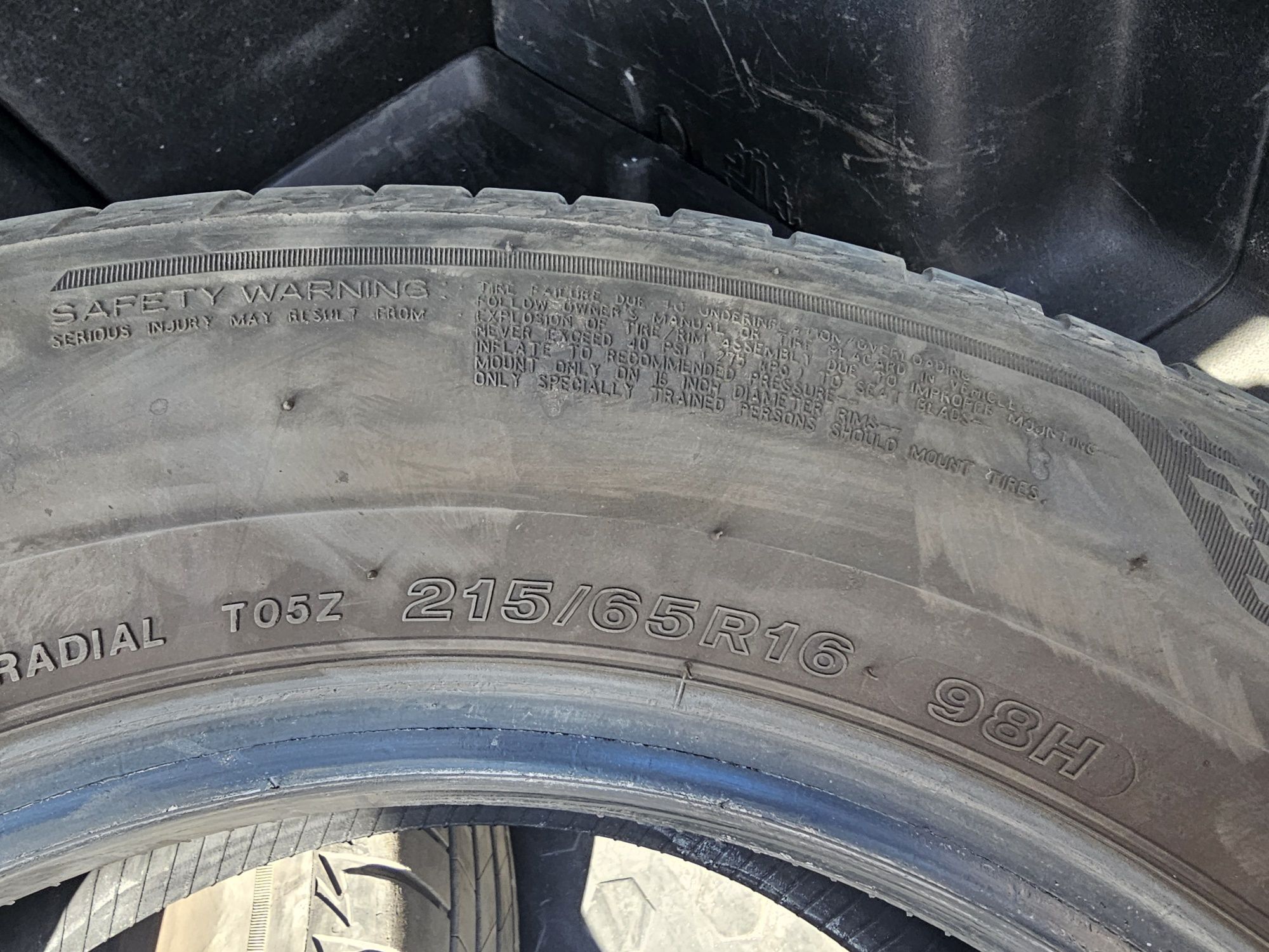 Продавам 2 броя гуми Bridgestone в добро състояние 215/65 R16