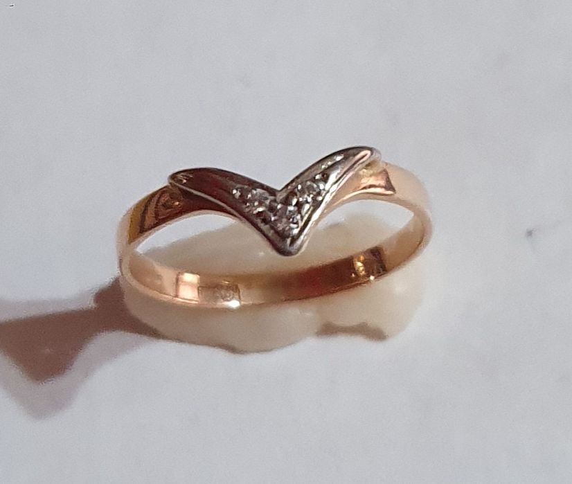 Бриллиантик    золотой.