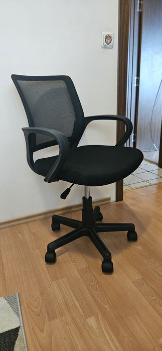 Запазени 2 бр. офис столове