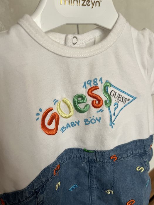 Guess бебешки ромпър