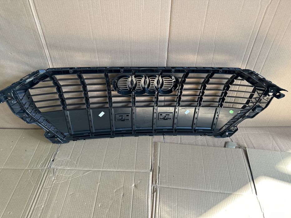 Grila Negru lucios AUDI Q3 F3 S-LINE cod 83a853651 Originala !
