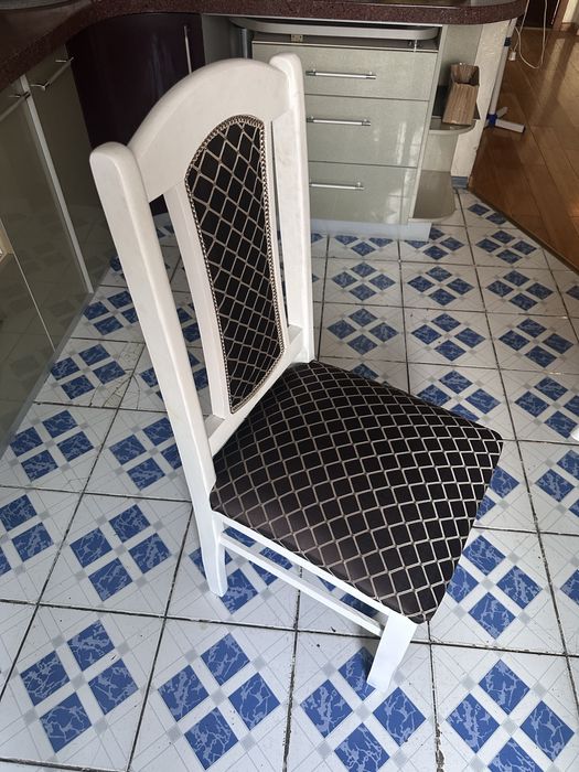 Стуля как новые  без каких проблем