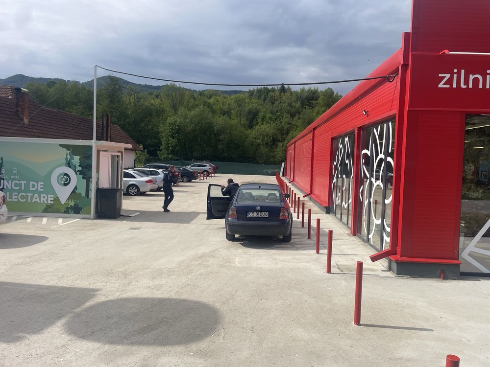 De vânzare: Clădire cu spațiu comercial închiriat