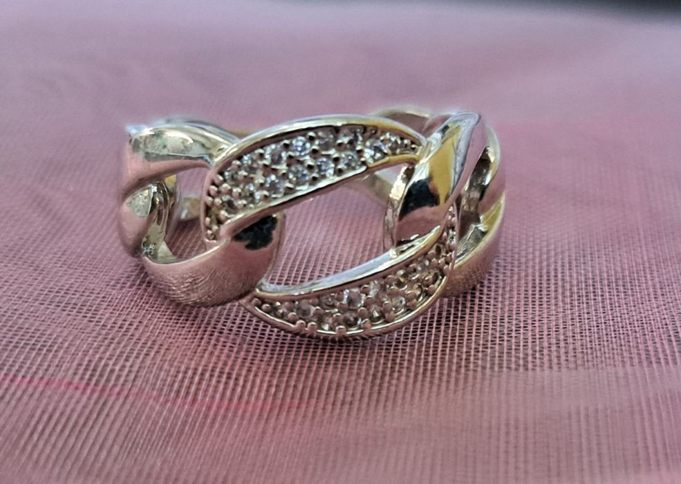 Нов регулиращ се пръстен с кристали.