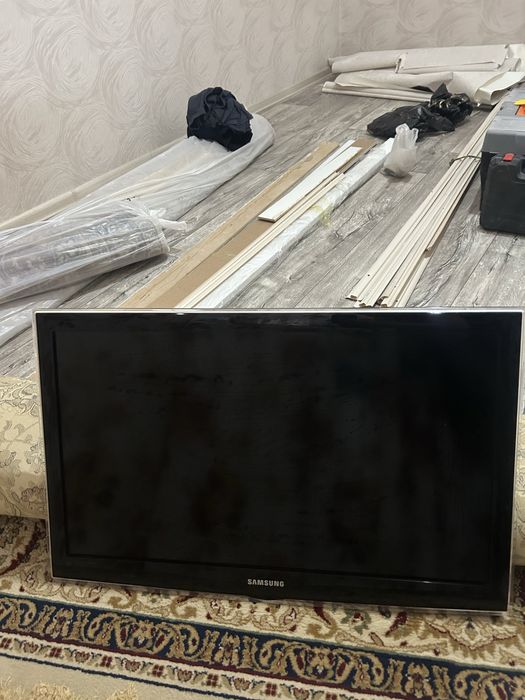 Продаю телевизор с кронштейн вместе