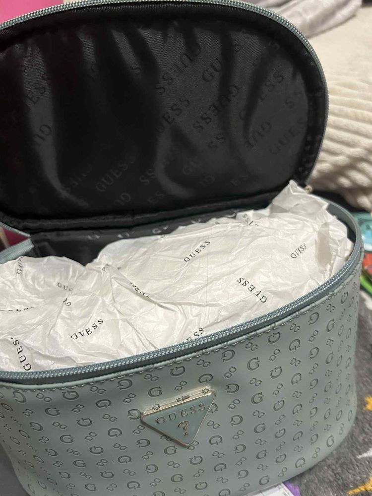 Чисто нов кожен несесер Guess