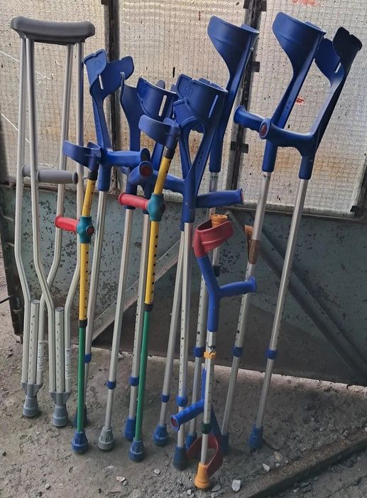 Cârje reglabile pentru adulți și copii