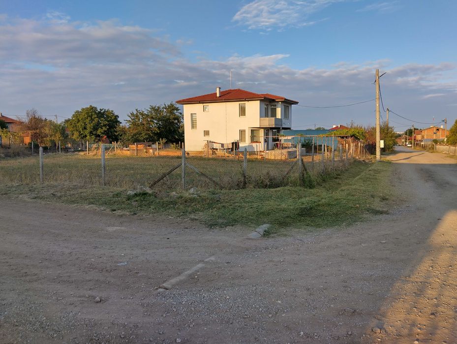 Продавам уреголиран поземлен имот