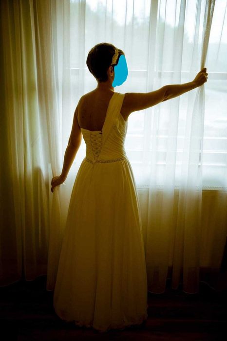 rochie de mireasa, model pe un umar