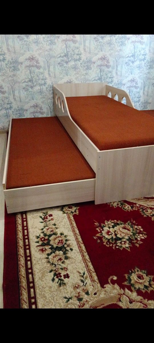 Продам двухярусную детскую кровать. Тумба в подарок