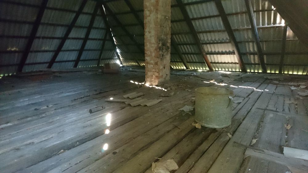 Cabană pretabilă pentru mutat din bârne groase, îmbrăcată în draniță..