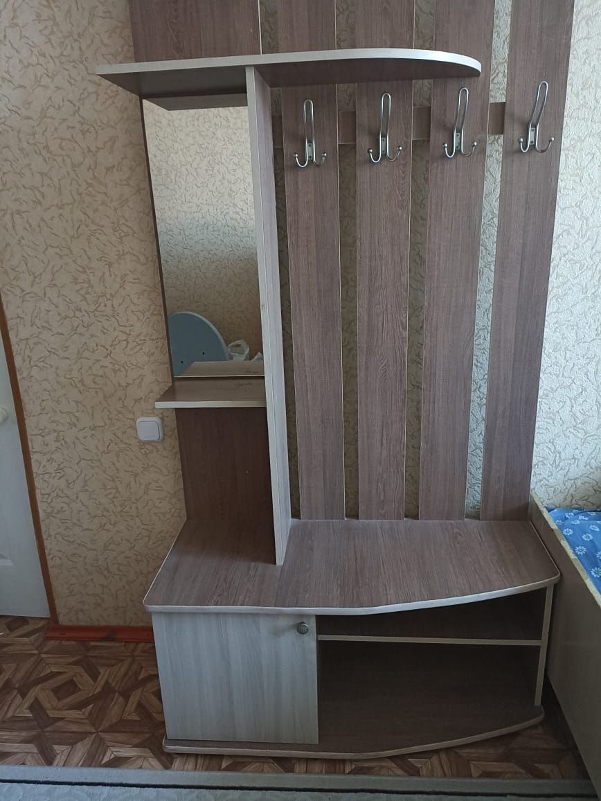 Прихожая с тумбой