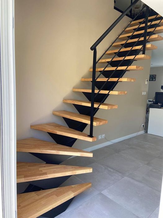 Scări metalice pe un vang central cu trepte de lemn