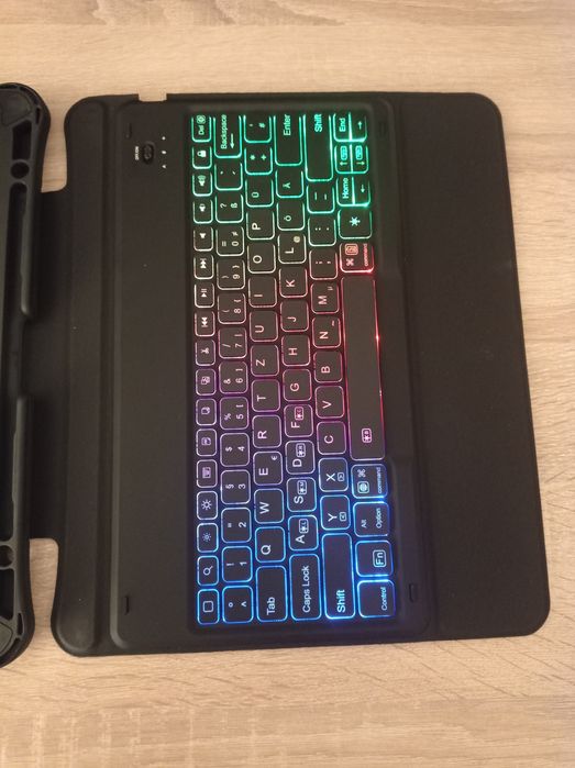 Husa cu tastatura si bluetooth luminată preț 100 lei Noi nouțe!
