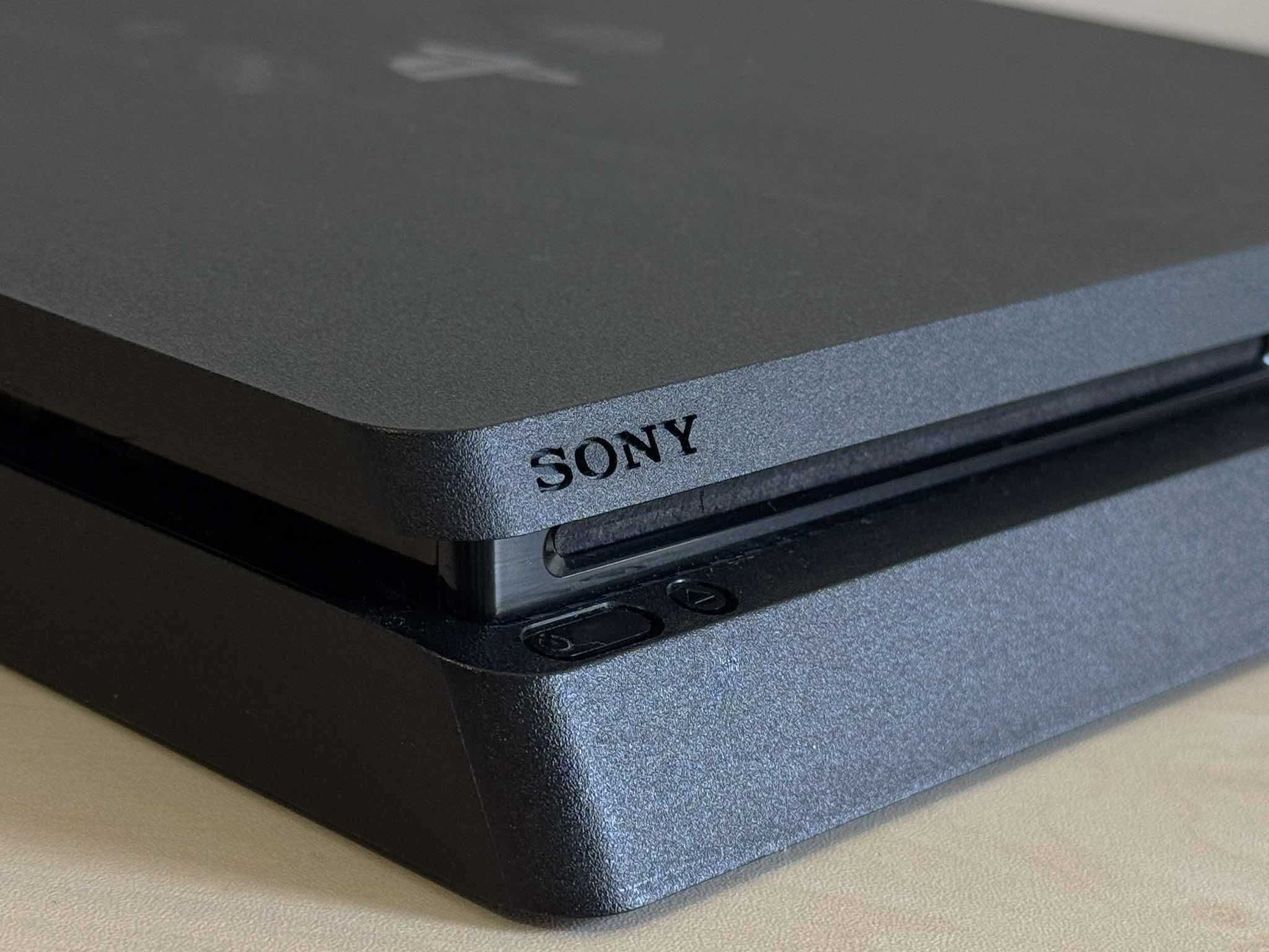 Бартер! Playstation 4 Slim 1TB + 2 контролелра и зареждаща станция!