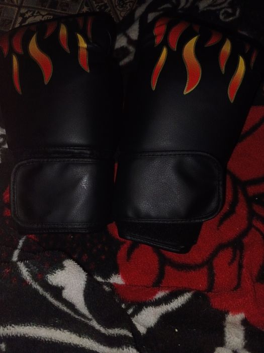 Mănuși de box cu design „flăcări” – stil, putere și protecție!
Vând o